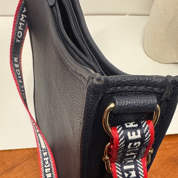 Tommy Hilfiger Navy Blue Monogram Crossbody Bag 45” Total Strap Length - Picture 7 of 16